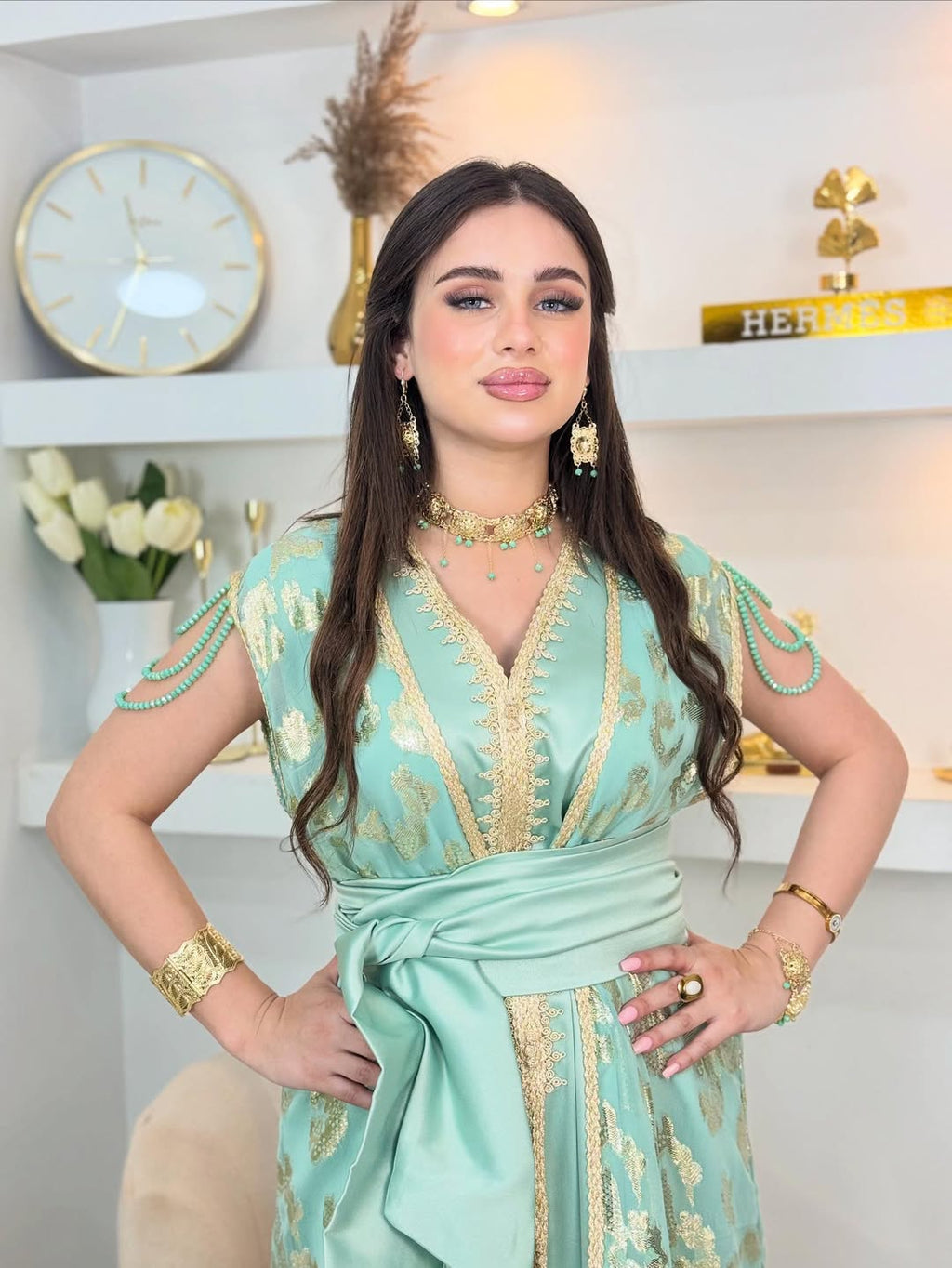 ✨ Caftan deux pièces en satin vert menthe avec Tlija brodée or ✨